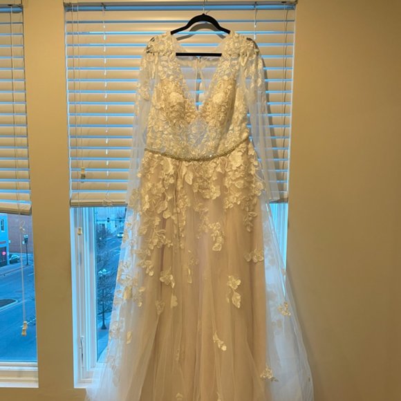 Wedding Dress - Picture 1 of 3